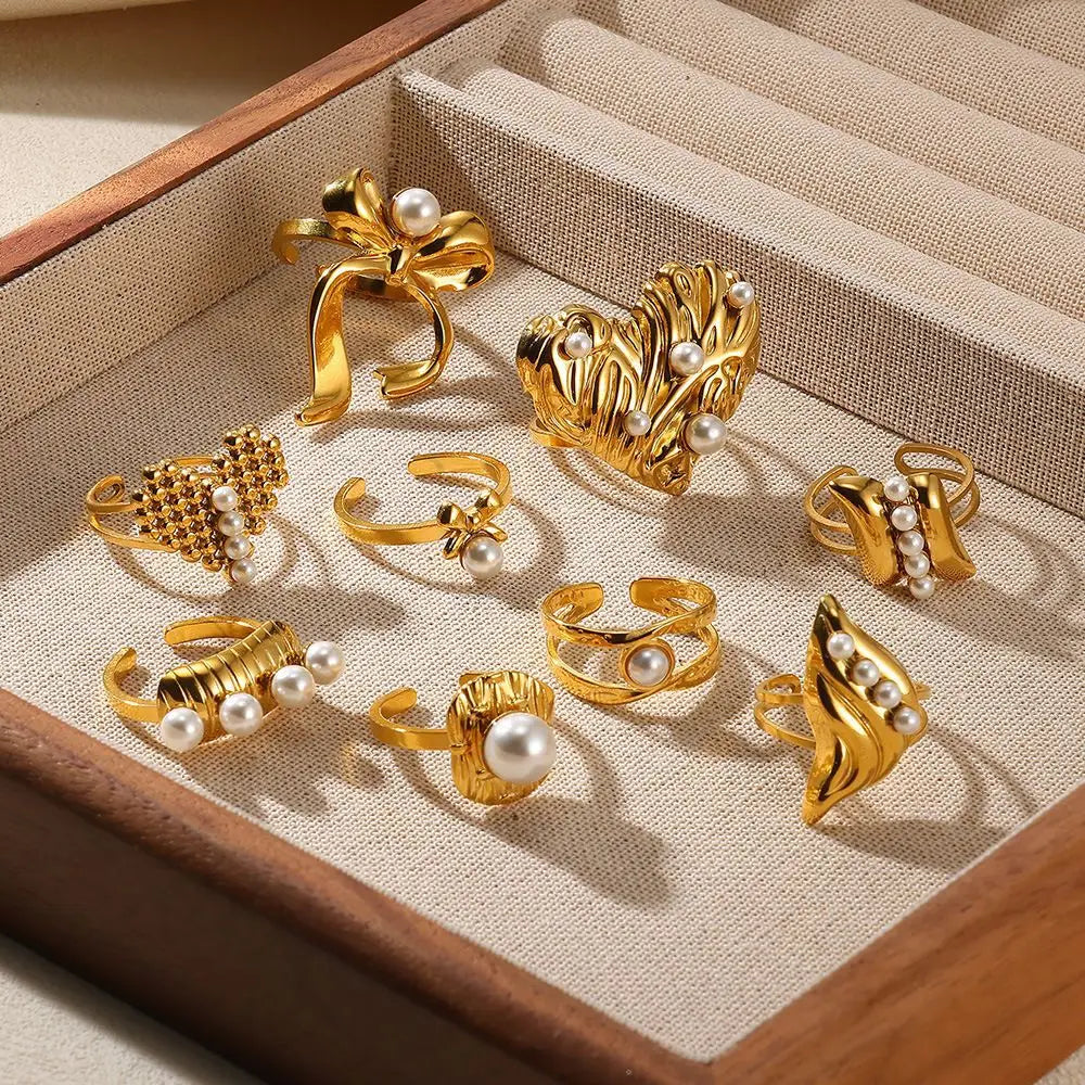 Women's Retro Stainless Steel Ring with Unique Ocean Style 18K Gold-plated Inlaid Pearl Cluster Jewelry Suitable for Weddings