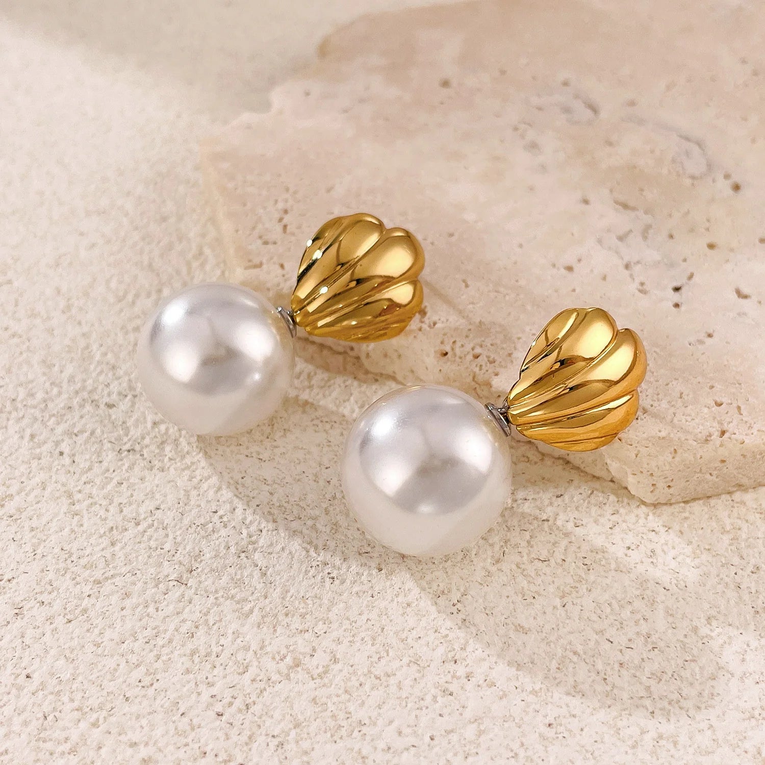 2025 Trendy Summer Imitation Pearl Shell Lightweight Stainless Steel 18k Gold Plated Certified Authentic Women Stud Earrings
