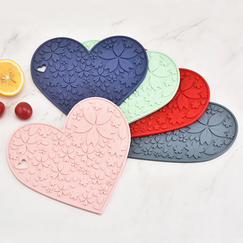 Wholesale Small Heart Shape Silicone Placemat Embossed Pattern Heat Insulation Eco-Friendly American Style Dining Pads Mats MegaBDM