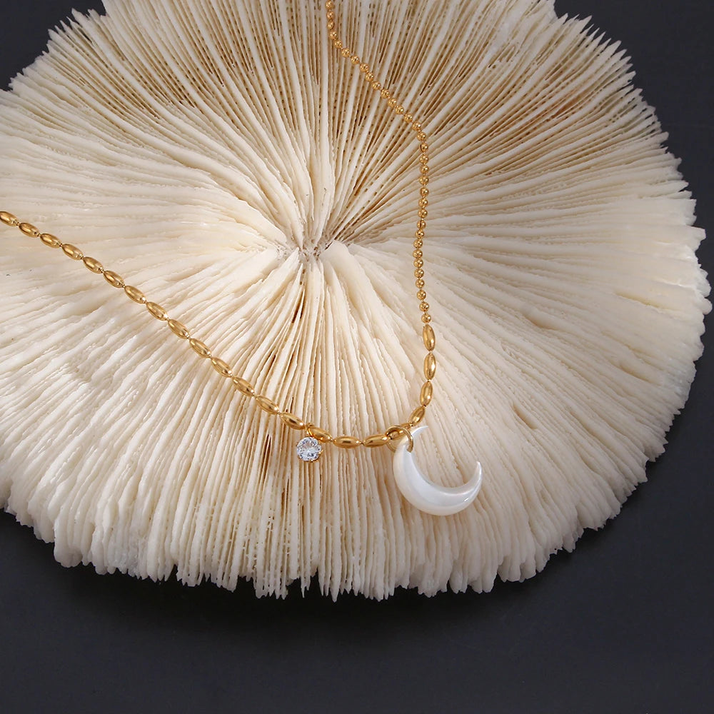 Dreamidea Stainless Steel with Irregular Moon Shell Trendy INS Fashion Clavicle Chain Necklace for Parties or Gifts