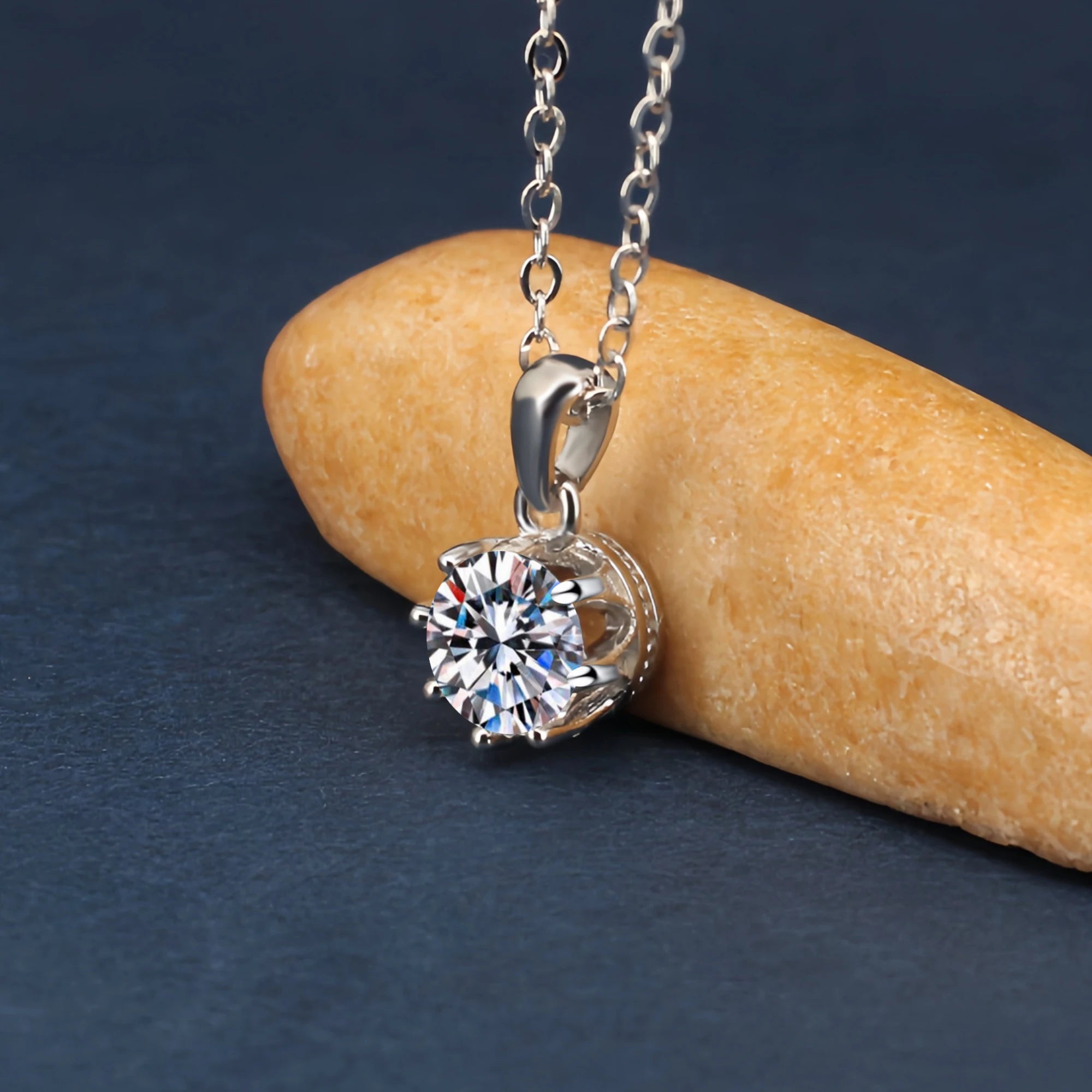 S925 Sterling Silver Necklace Crown Pendant Ladies 1 Carat Moissanite Crown Necklace Factory Wholesale