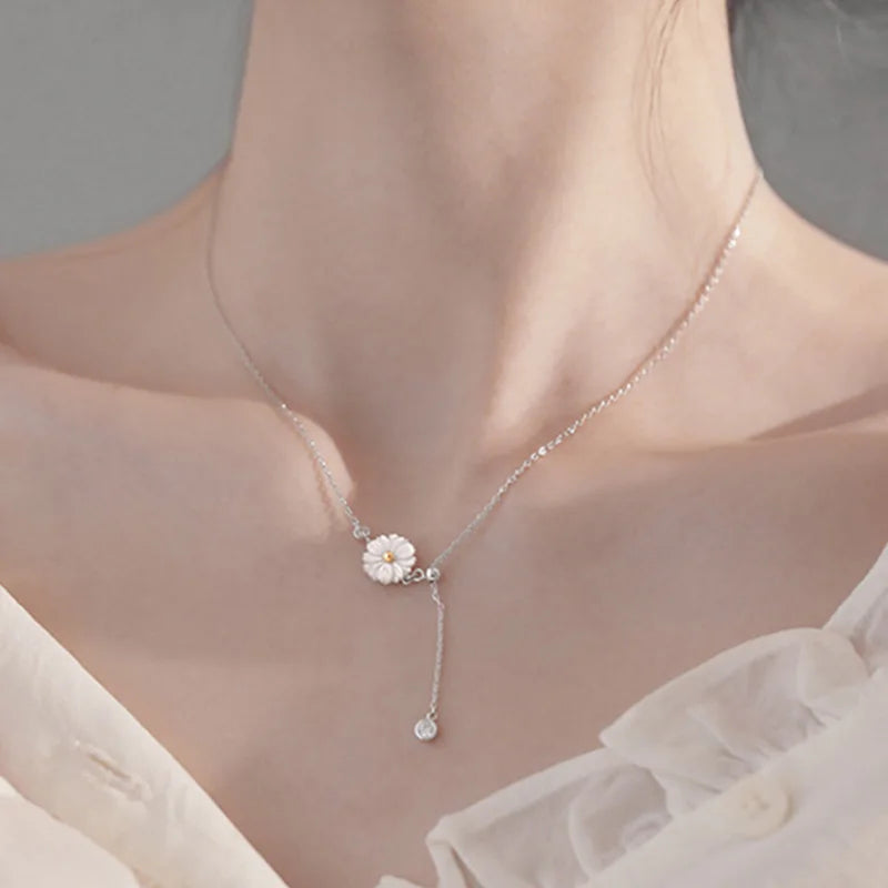 2022 Newest Daisy Tassel Pendant Necklace Shell Clavicle Tiny Flower Charm Necklace for Women Girls