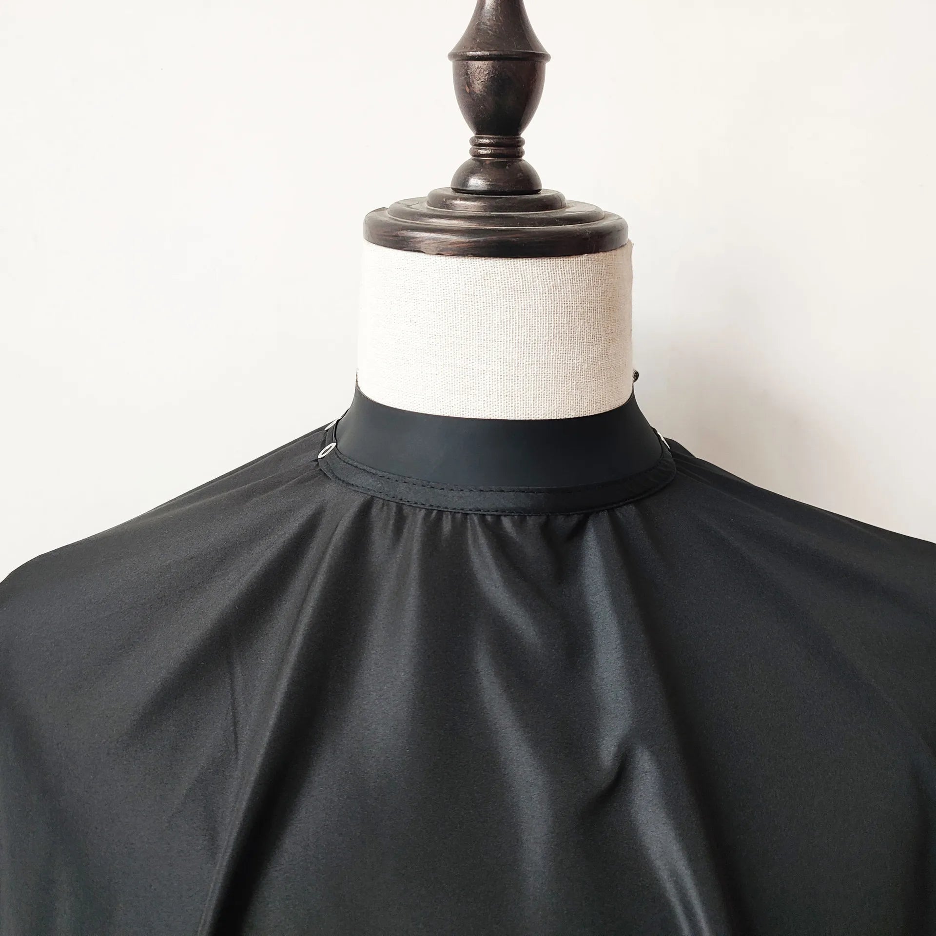 Black Hairdresser Long Capes Aprons  Waterproof Salon Hair Cutting Apron Custom Logo Barber Salon Rubber Neck Barber Cape