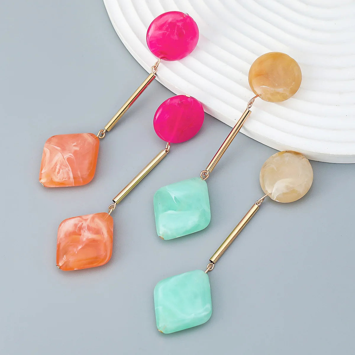 Kaimei New Arrival 2 Colors New Korean European Geometric Earrings Girl Round Square Resin Long Earrings Wholesale Earrings