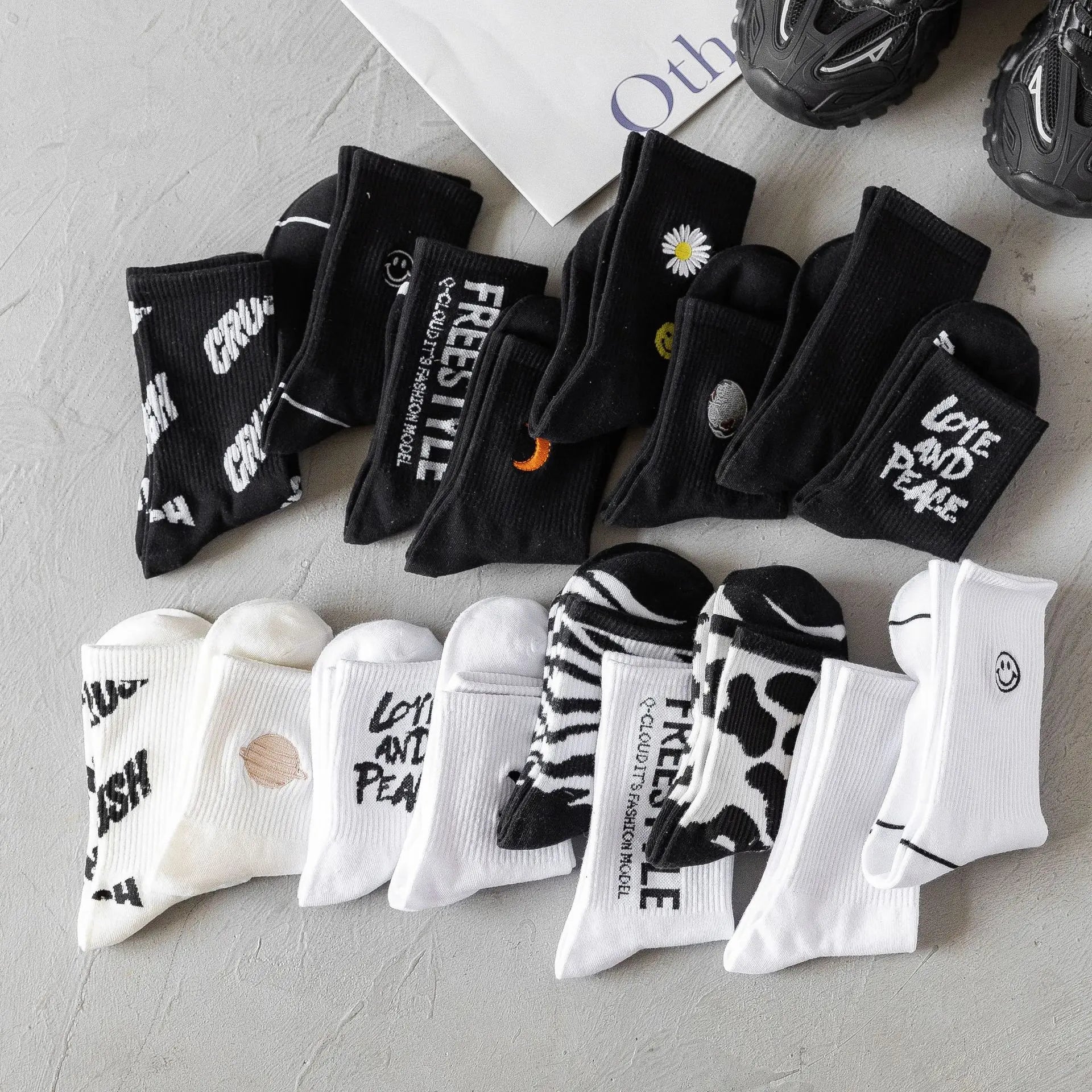 Fashionable and Trendy Sporty Crew Socks Comfortable and Breathable with Simple Patterns Anti-Slip Feature for Spring Season