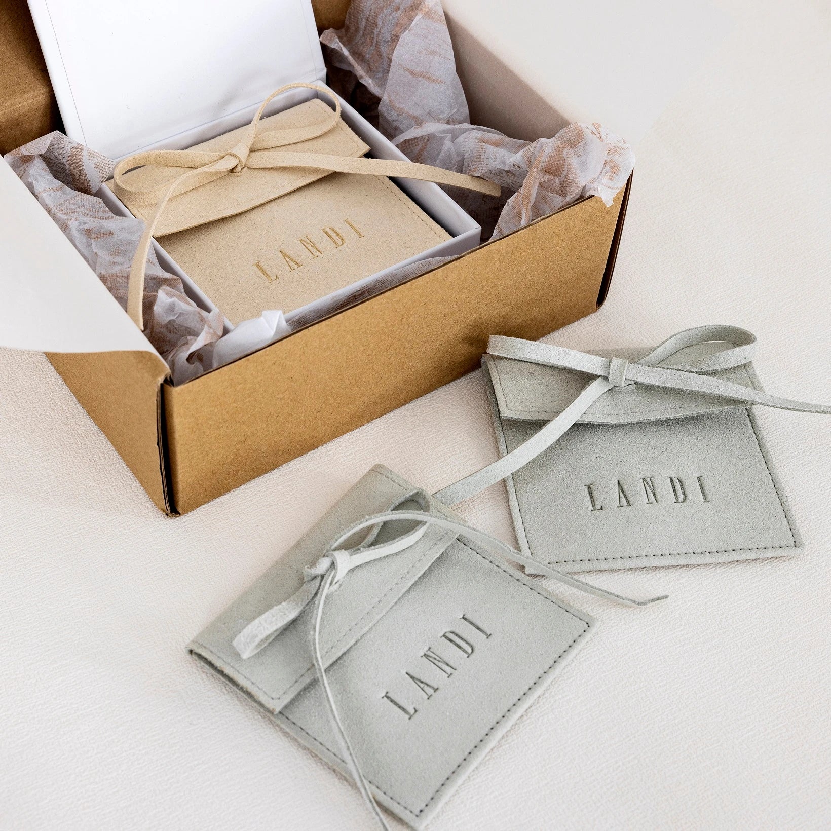 Custom Logo Color Grey Blue Beige Flap Microfiber Jewelry Pouch String Closure Microfiber Pouch Box Packaging for Bracelet
