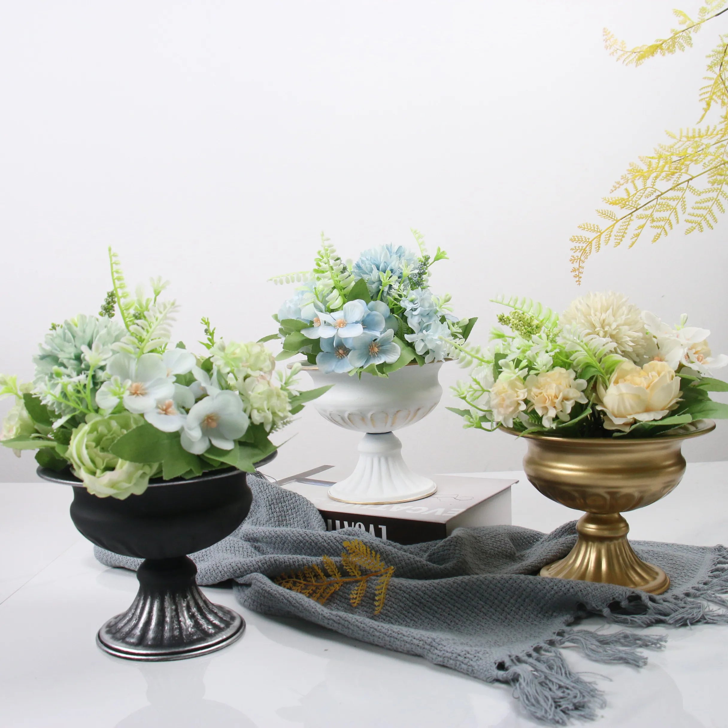 Modern Iron Urn Flower Vase for Wedding Centerpieces Retro Pedestal Plant Pot Flower Insert for Event Home Decor Table Display