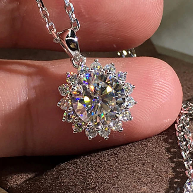 Huitan Exquisite Gifts Shiny Round Sun Flower CZ Necklace Pendant Cubic Zirconia Silver Romantic Necklace Women
