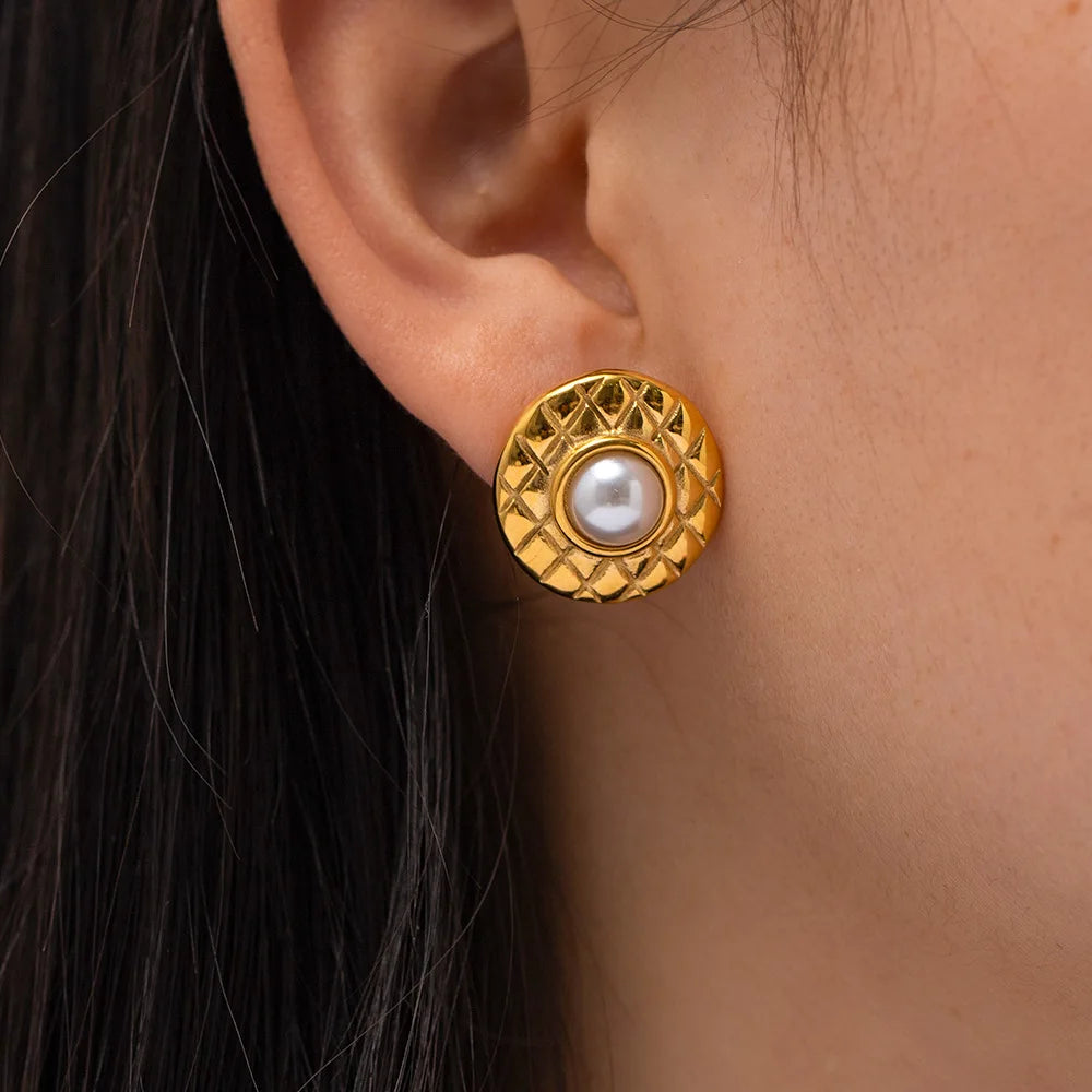 2022 Fashion New Stainless Steel 18K Gold Texture Light Luxury Retro Valin Inlaid Pearl Earrings Spot Wholesale