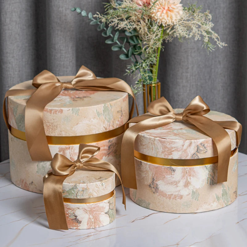 Luxury Embossed Round Wedding Gift Boxes Popular Pretty Hug Bucket Birthday Packing with Ribbon Slotted Box Design