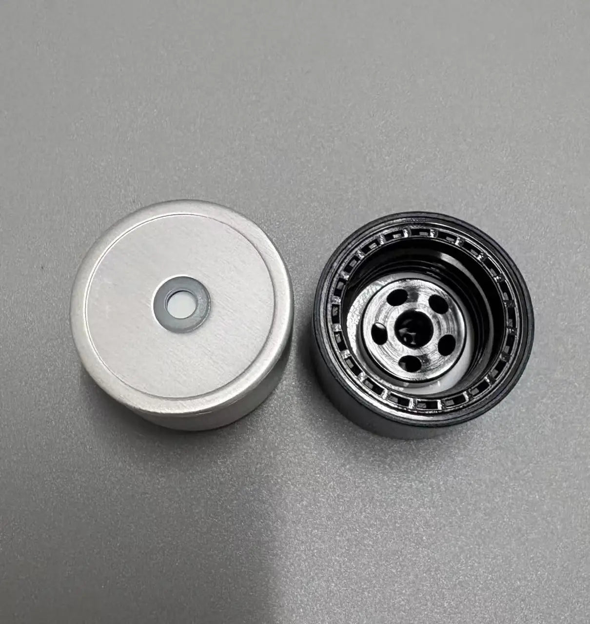 24mm 24/410 Twist Aluminum Screw Lid for Plastic Oil Bottle with Hole on Top