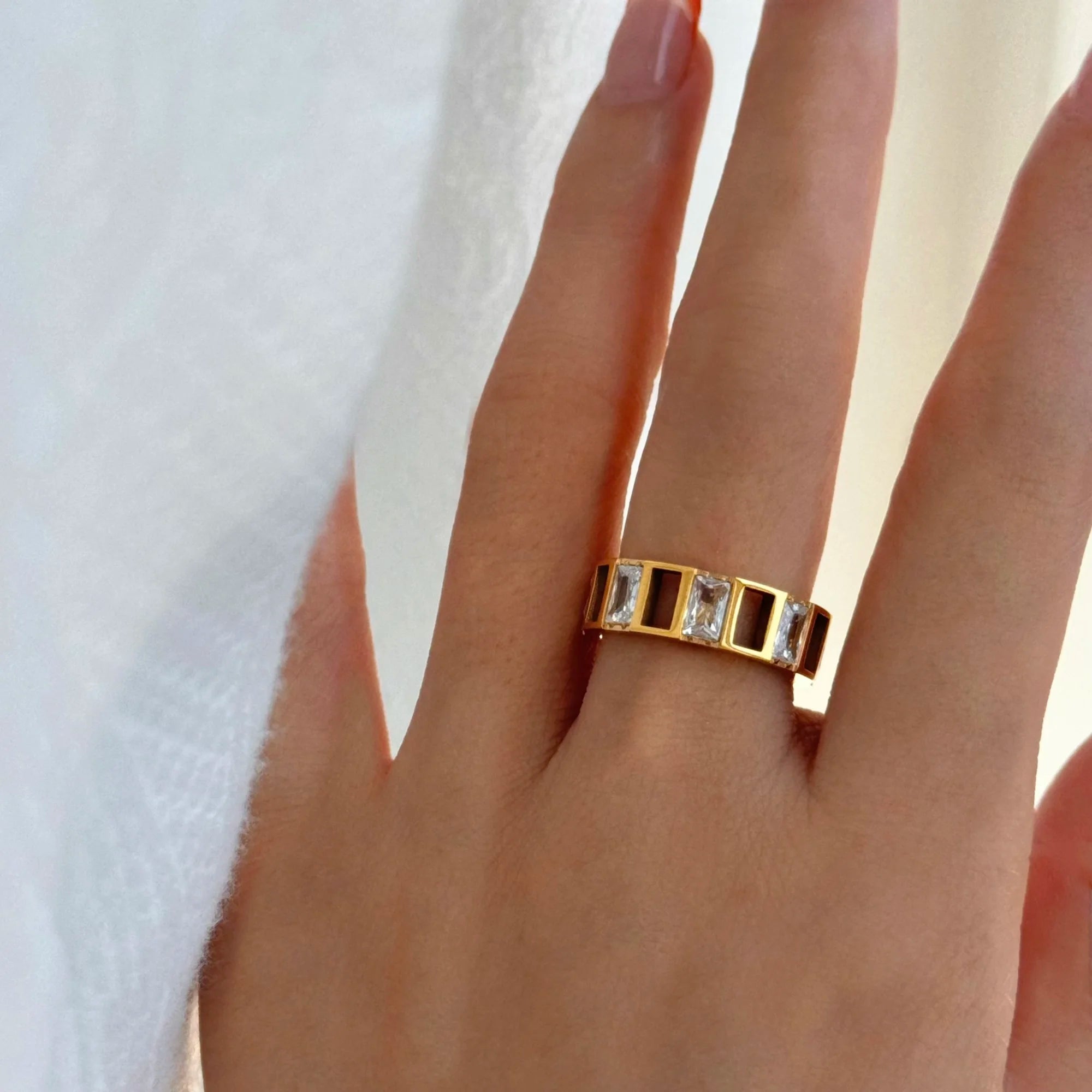 Dazan New HOT INS Trendy 18k PVD Gold Plated Stainless Steel Vintage Polished Chain Clear Zircon Chunky Hollow Lady Ring