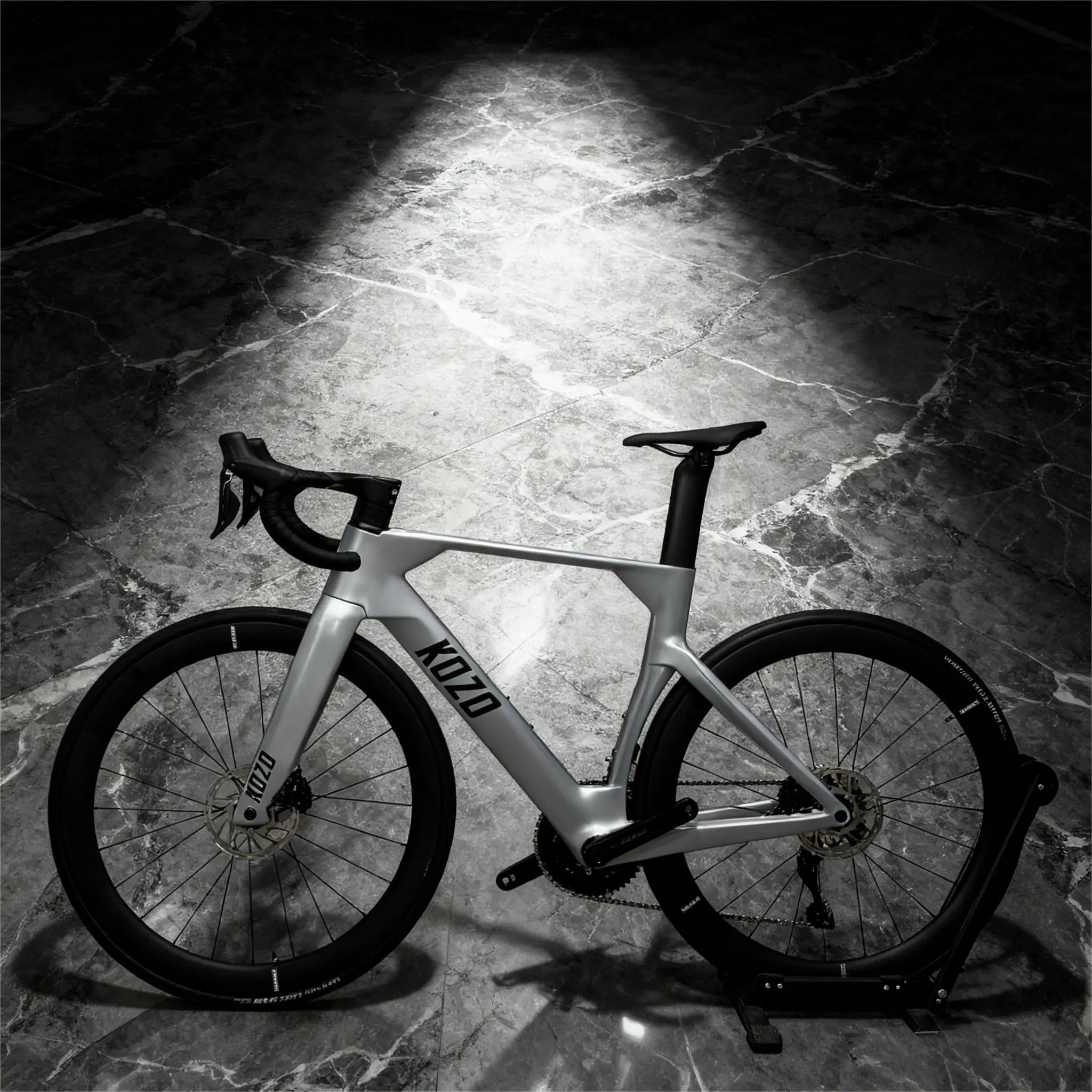 KOZO Factory Direct Top Quality 100% Taiwan Carbon Fiber Aero Road Bike Hydraulic Disc Brake Lightweight Racing Bike OEM
