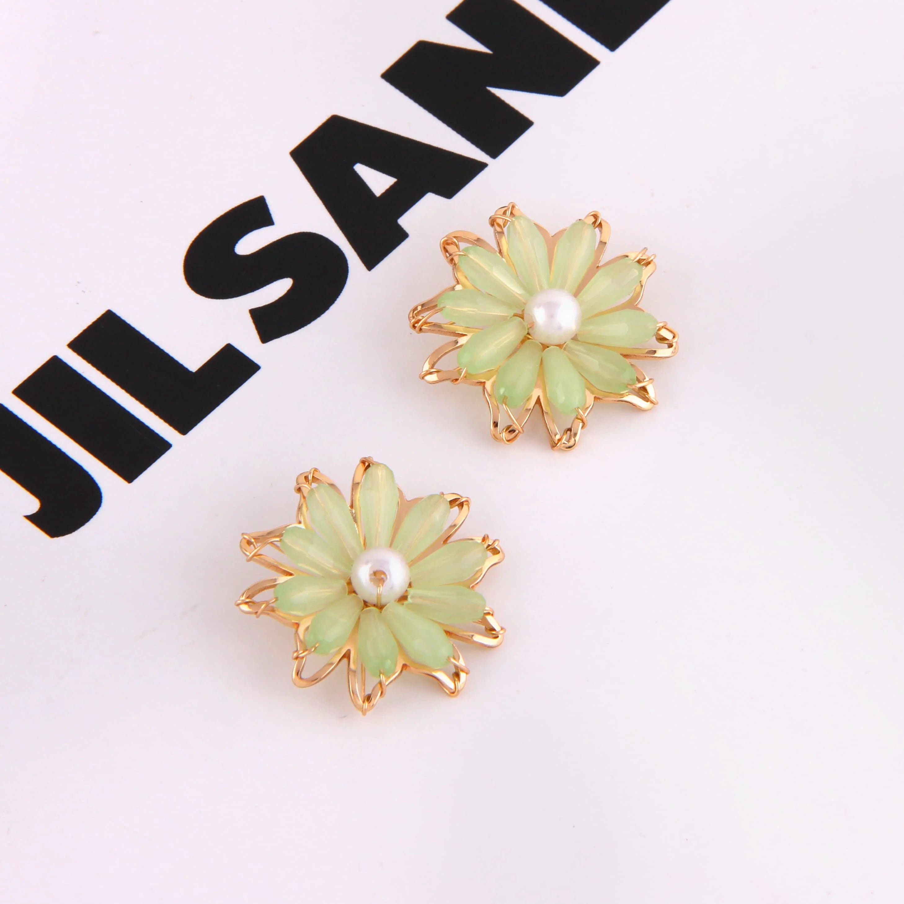 Wholesale Brass Simple Temperament Fashion Mini Pearl Flowers Cute Daisy Earrings for Women Anniversary