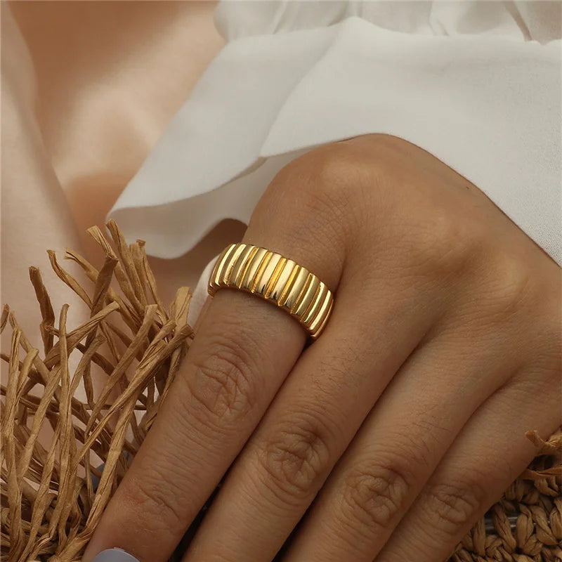 Luoyan Travel Jewelry Wide Ring Bulk Croissant Thread Stripe Gold Plated Fashion Stainless Steel Tarnish Free Rings Wholesale