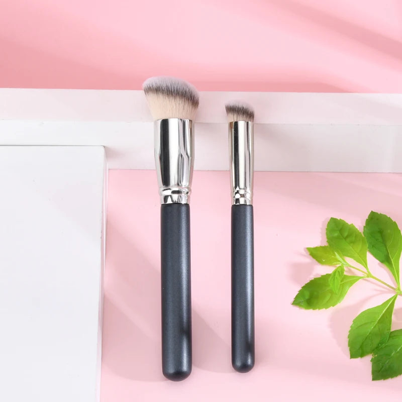 Professional High Quality Foundation Fan Brush for Women with Synthetic Hair and Wood Handle-Eco-friendly Cosmetic Tool