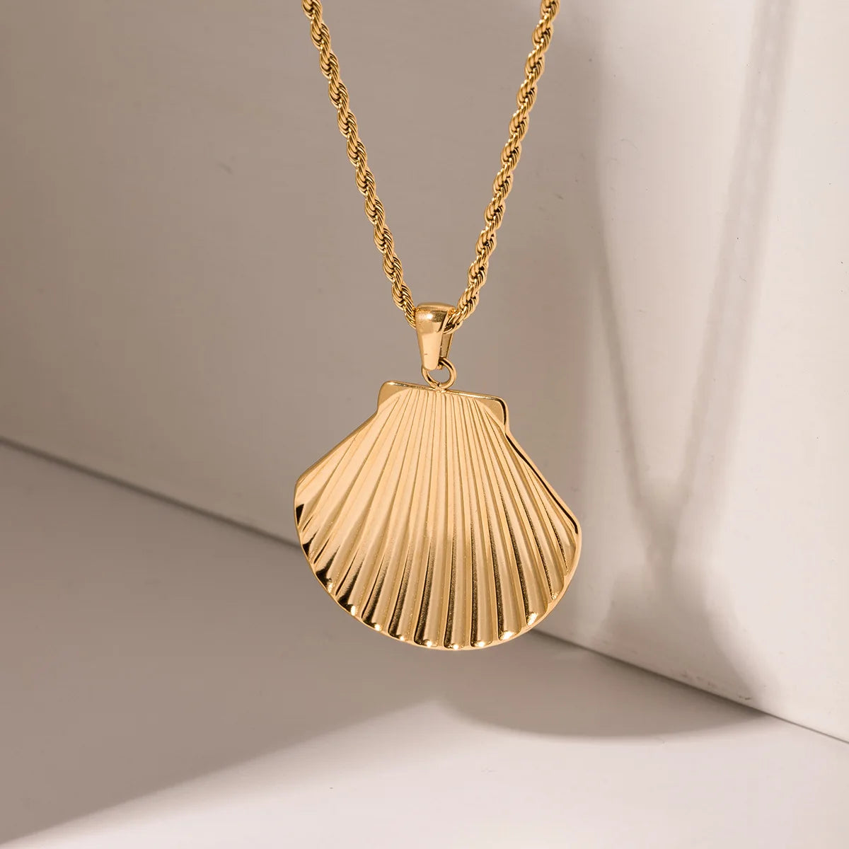 Boho Scallop Conch Shell Necklaces 18k Gold-plated Stainless Steel Ocean Sea Shell Pendant Necklace Summer Beach Jewelry