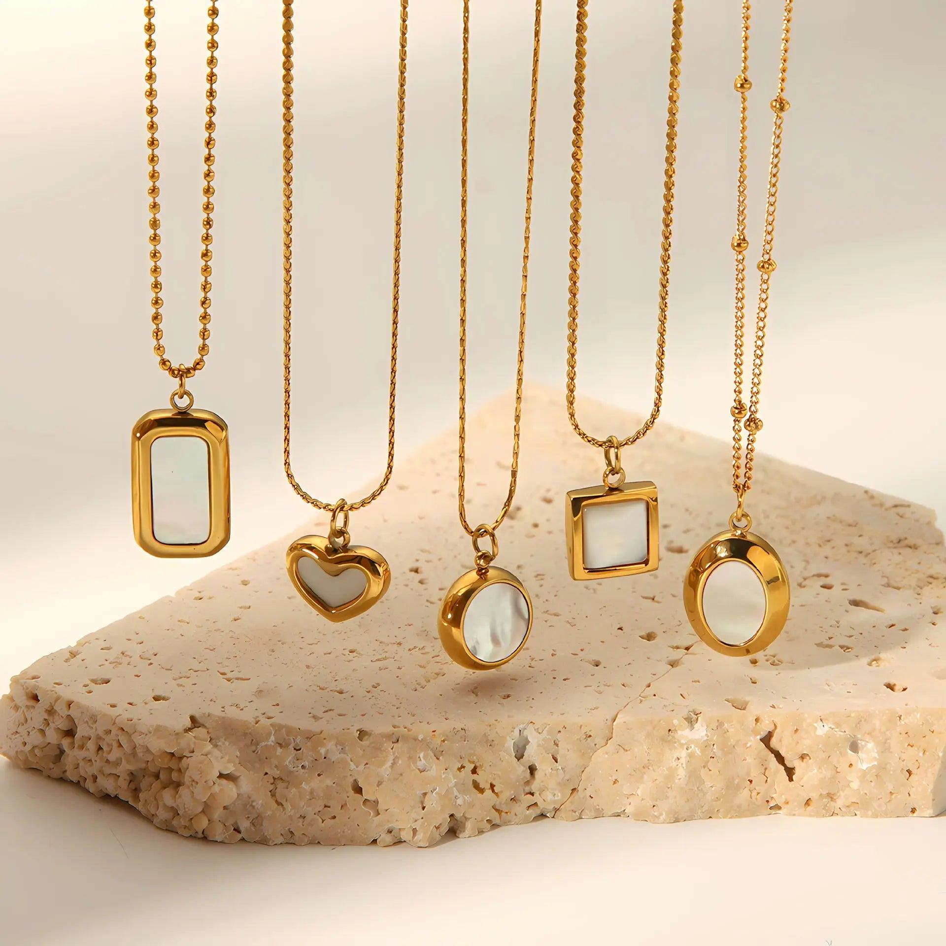 G3760 Wholesale 18K Gold Plated Stainless Steel Clavicle Chain Necklaces Inlaid White Shell Heart Pendant Necklace for Women