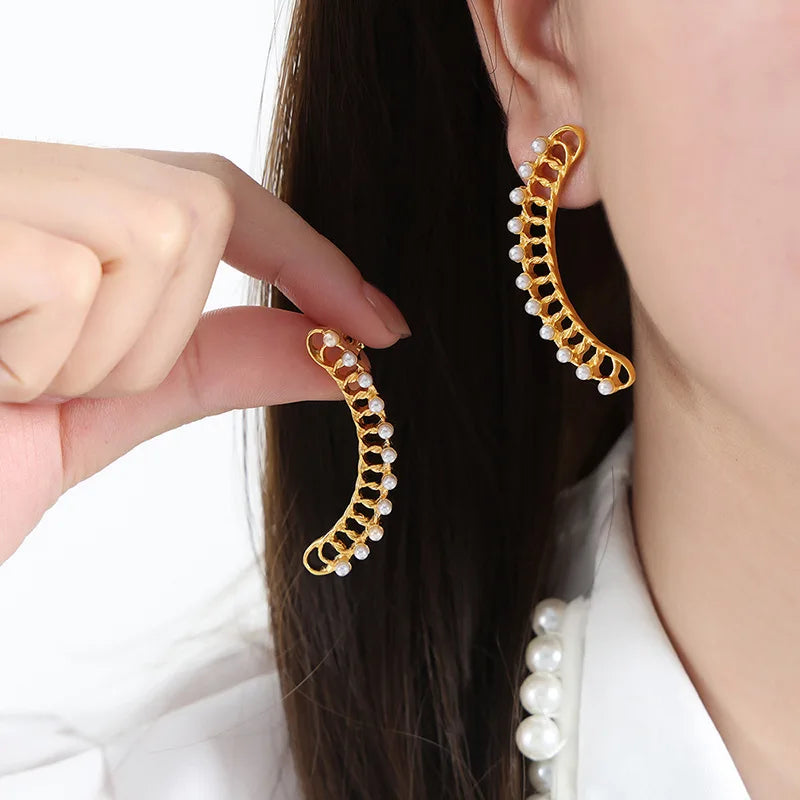 European and American Hollow Shell Pearl Earrings Titanium Steel Retro Graceful Earrings Wholesale Female Waterproof