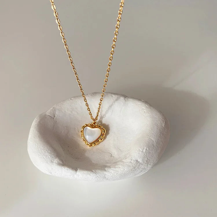 French Retro Lacy Gold Plated Metal Shell Heart Necklace Simple Love Heart Pendant Necklace for Women