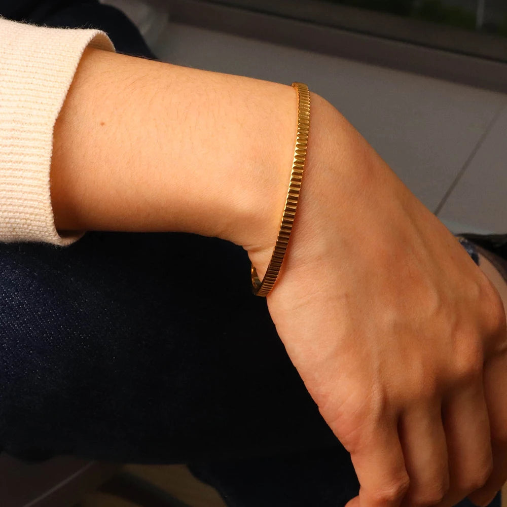 Chris April 316L Stainless Steel Gear Shape Grained Thin Bangle Bracelet