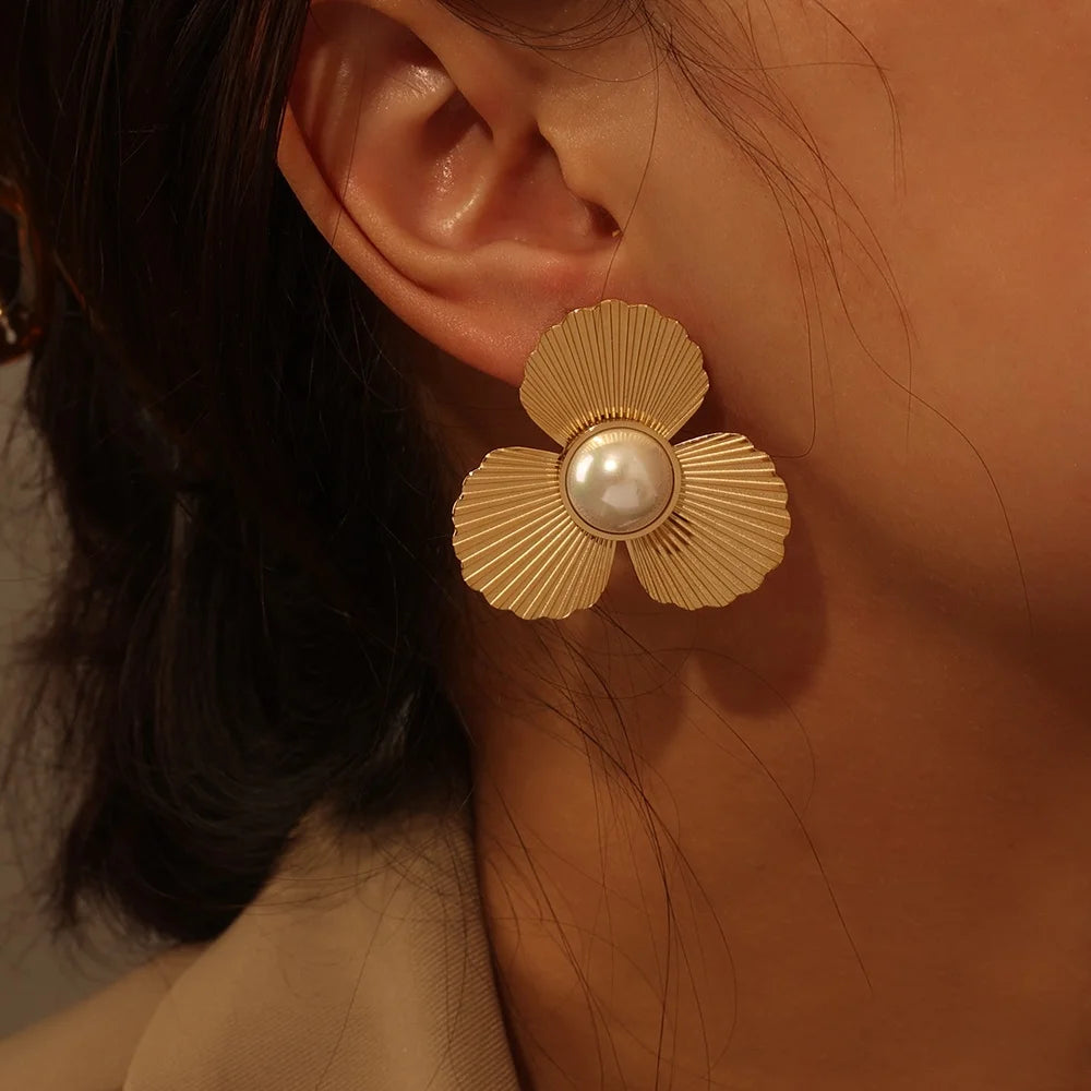 2023 Hot Sale Women'S Pearl Flower Plated Gold Stainless Steel Stud Earrings Personalized Gold Plated Big Flower Earrings