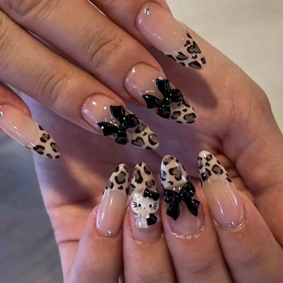 24 Pcs/set French Leopard Print 3D Cat Studs with Bow Short Almond Shape Press on Nails Artificial Fingernails False Nails 3571 MegaBDM