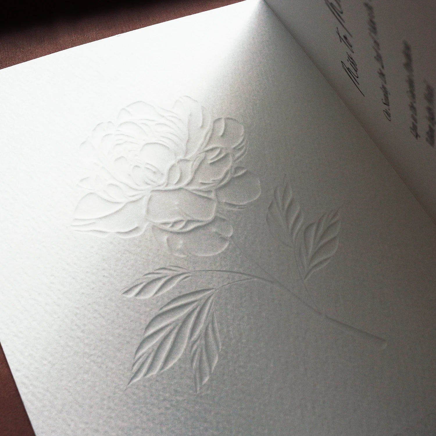 Customized White Textured Paper Folding Card Invitation Cards with 3D Embossed Flower for Wedding Birthday Event Decor