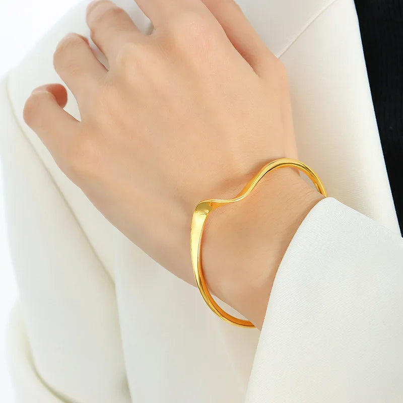 2023 Fashion New Copper Plated 18K Gold Texture Light Luxury Wave Curve Opening Bracelet Spot Wholesale