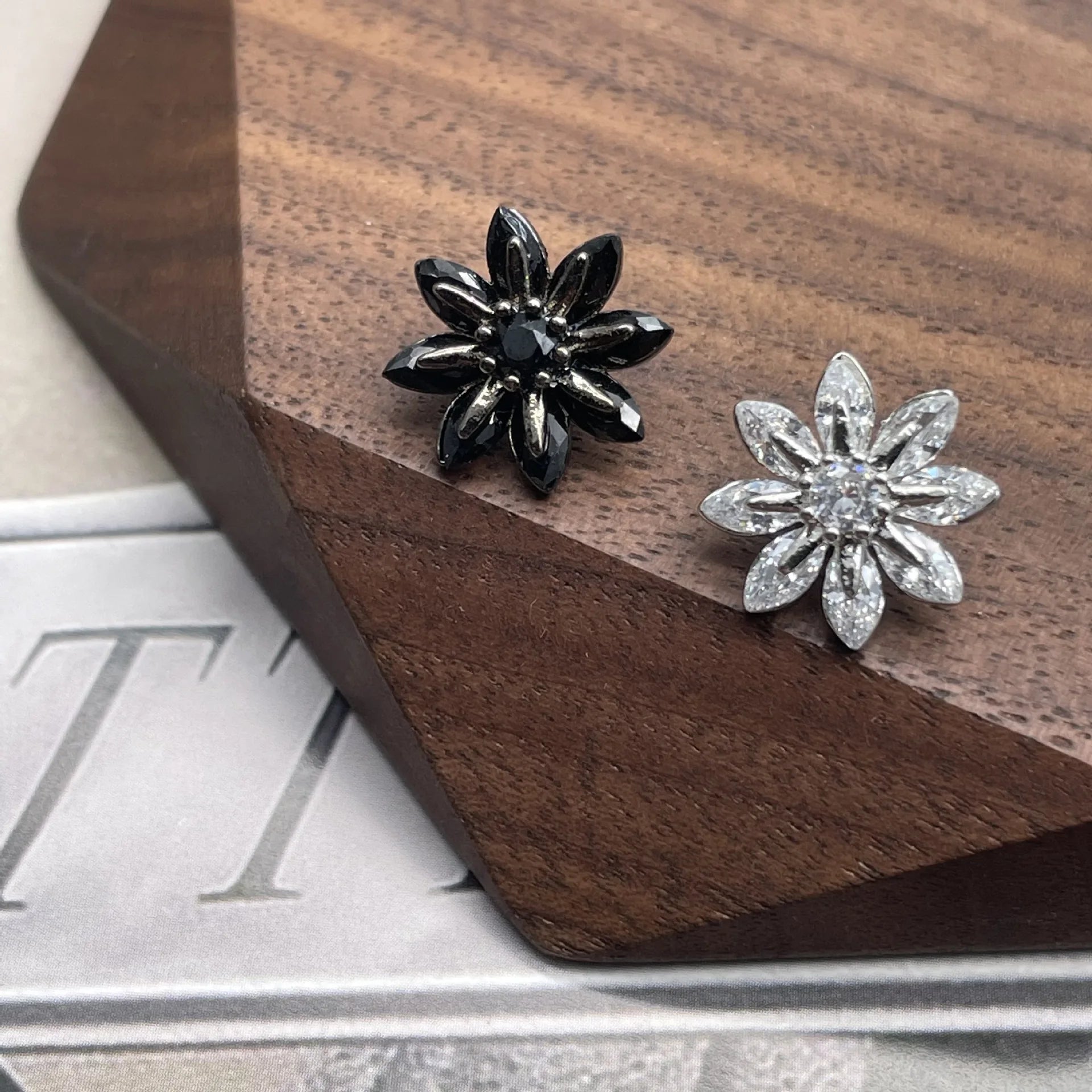 New Light Fashion Women's Resin Zircon Flowers Button Double Pearl Metal Rhinestone Small Fragrance Shirt Button
