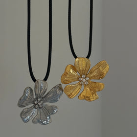 Dazan New 18k Gold Plated Tarnish Free Stainless Steel Vintage Hibiscus Flower Embossed Large Pendant Zircon Designer Necklace