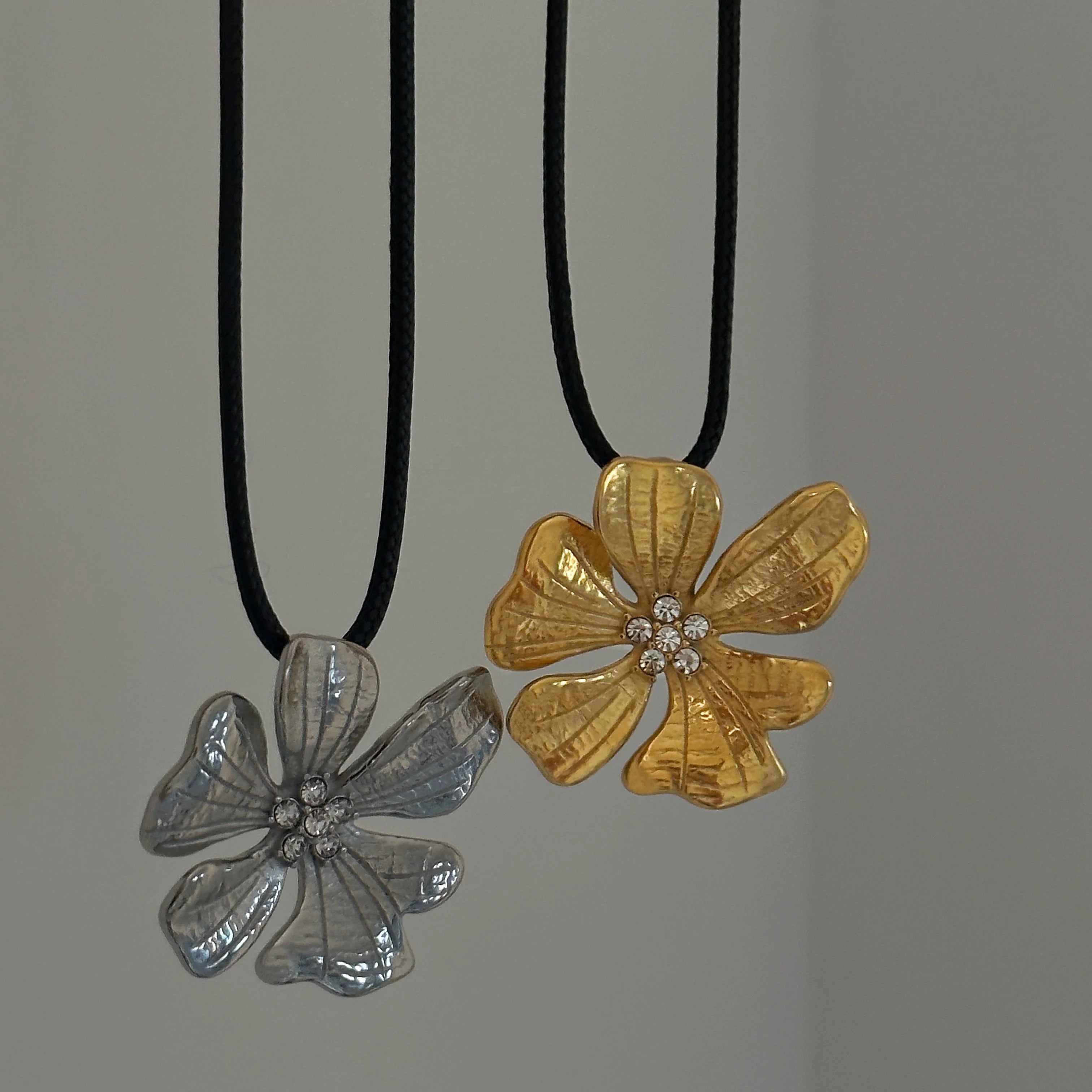 Dazan New 18k Gold Plated Tarnish Free Stainless Steel Vintage Hibiscus Flower Embossed Large Pendant Zircon Designer Necklace