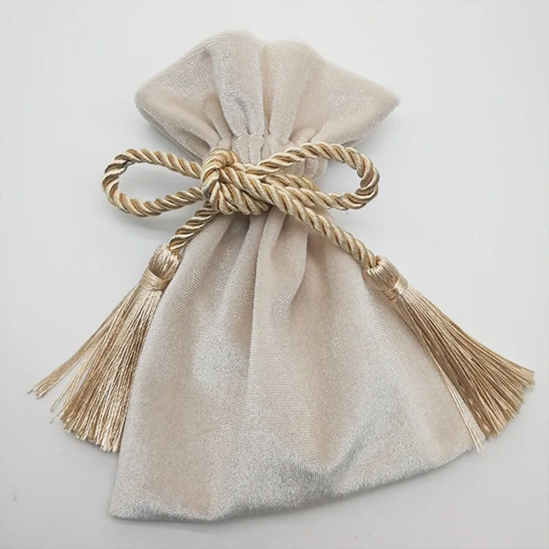 CSMD Chinese Manufacturers 11x15cm Wholesale Velvet Beauties Packaging Beige Color Velour Drawstring Dust Bag with a Gold Tassel