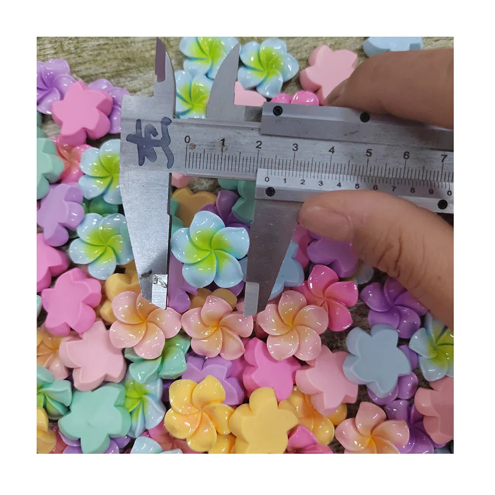 100Pcs Random Mixed Color Resin Plumeria Flower Beads Flatback Cabochons for Hawaiian Summer Miniature Fairy Garden Accessories