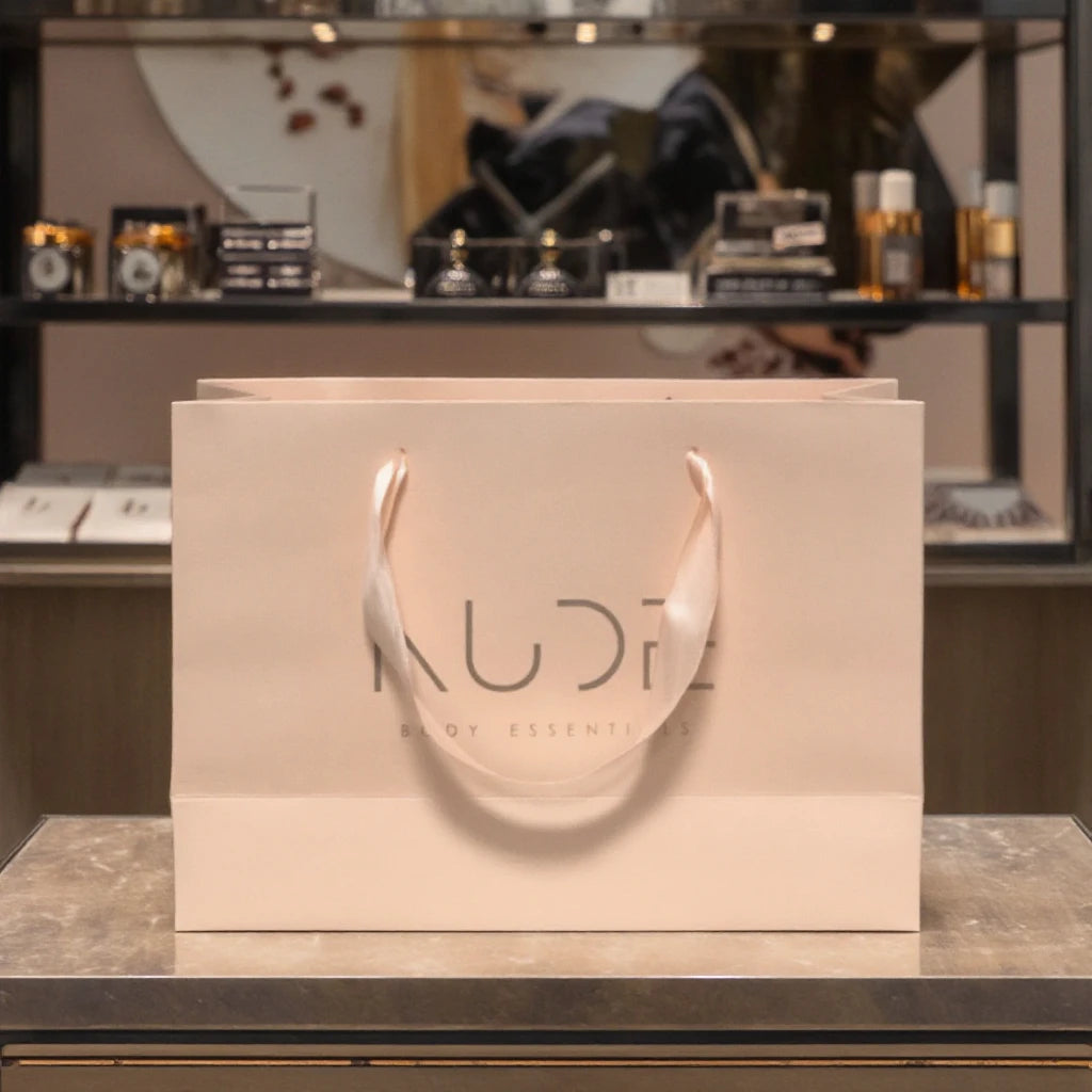 Wholesale Custom Logo 250gsm Art Cardboard Paper Shopping Bag With Handle Luxury White Black Jewelry Gift Packaging