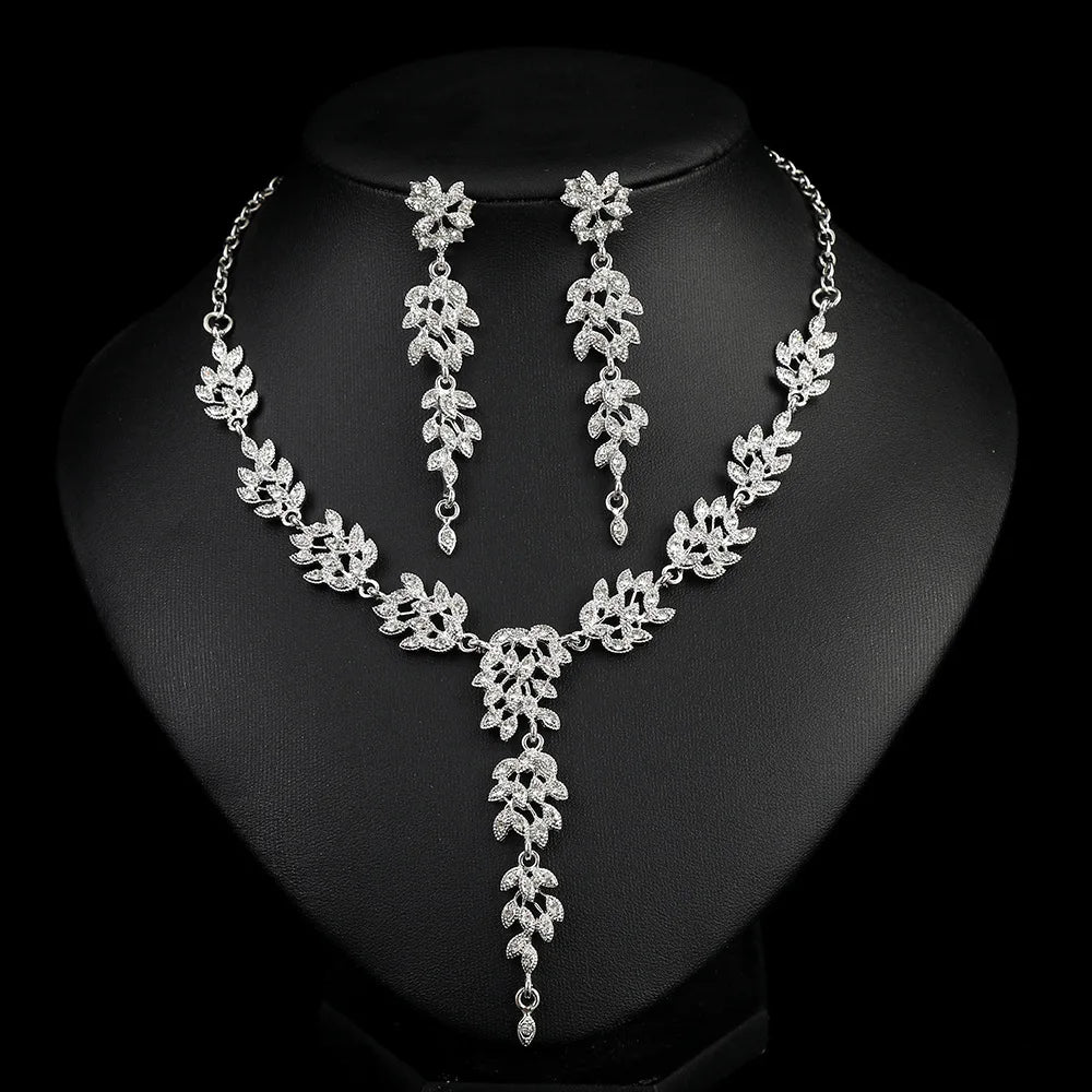 2025 Vintage Statement Silver Link Chain Necklace Floral Crystal Zinc Alloy Jewelry with Claw Setting for Anniversary Party Wear