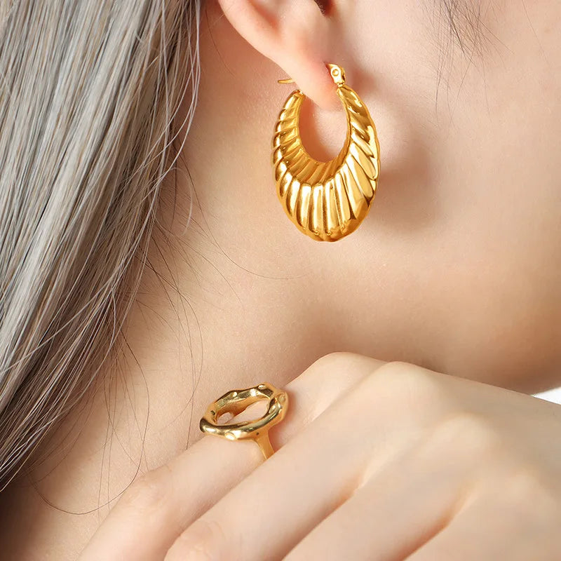 2023 Fashion New Stainless Steel 18K Gold Texture Light Luxury Exaggerated Personality U-shaped Check Earrings