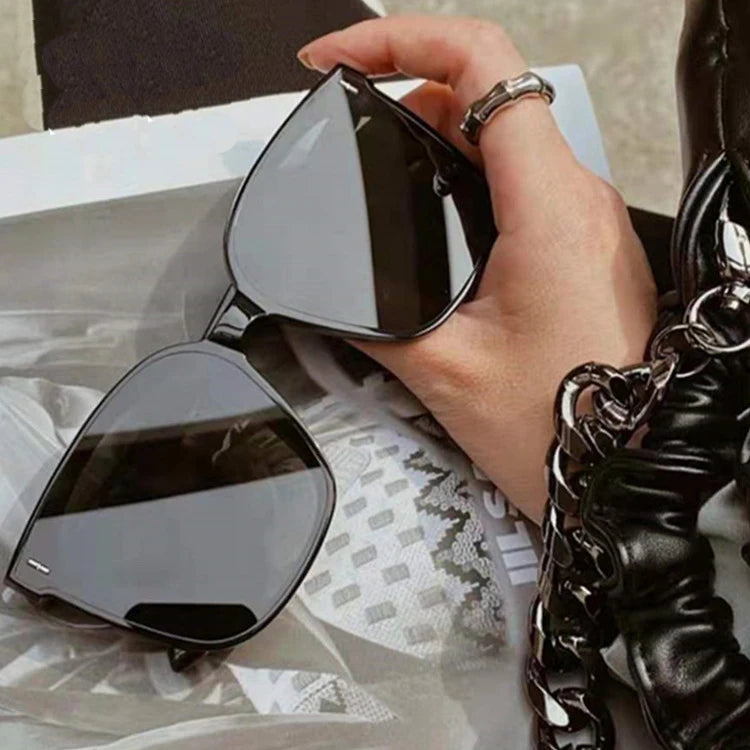 New Fashion Ladies Sunglasses with UV400 Oversize Trendy Women's Sunglasses Big Frame Plastic Sunglasses Metal Frame Material