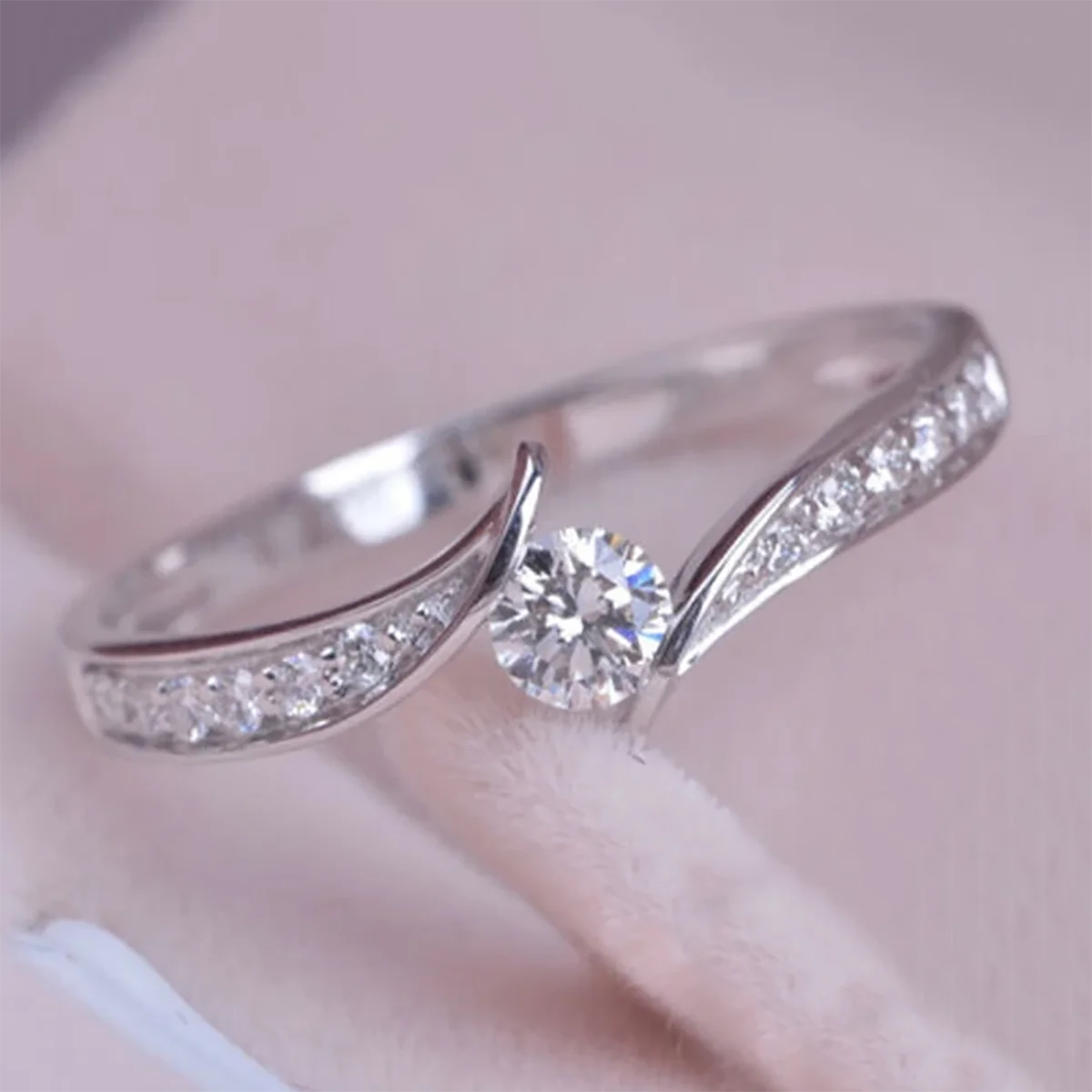 Huitan S925 Minimalist Style Simulated Moissanite Twist Finger Rings for Bride Wedding Party Sterling Silver Rings Jewelry Women
