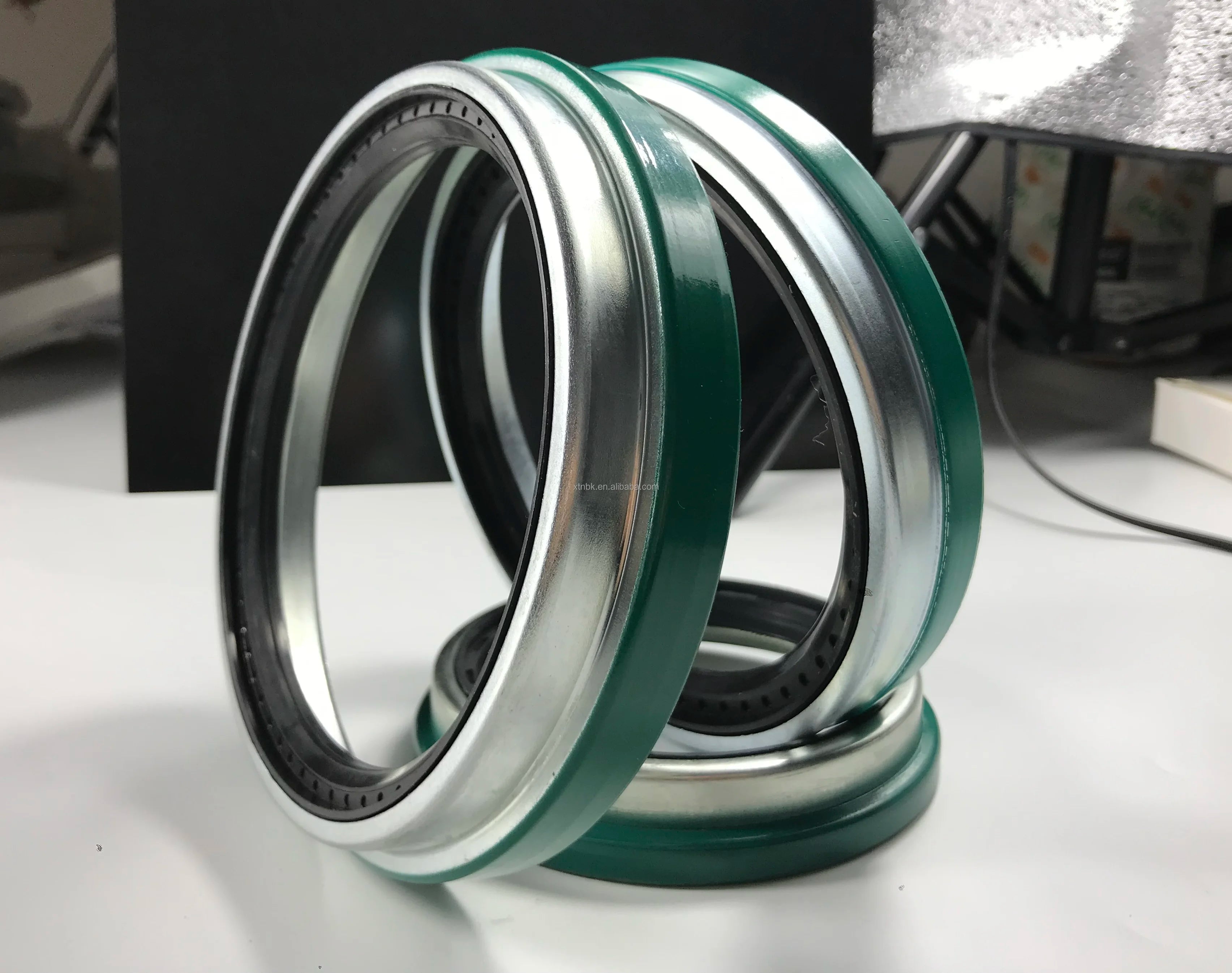 Hot-Selling Truck Wheel Hub Oil Seal CR 46305 35066 47697 NBR HNBR Rubber Metal Manufacturer's Truck Oil Seal Packing