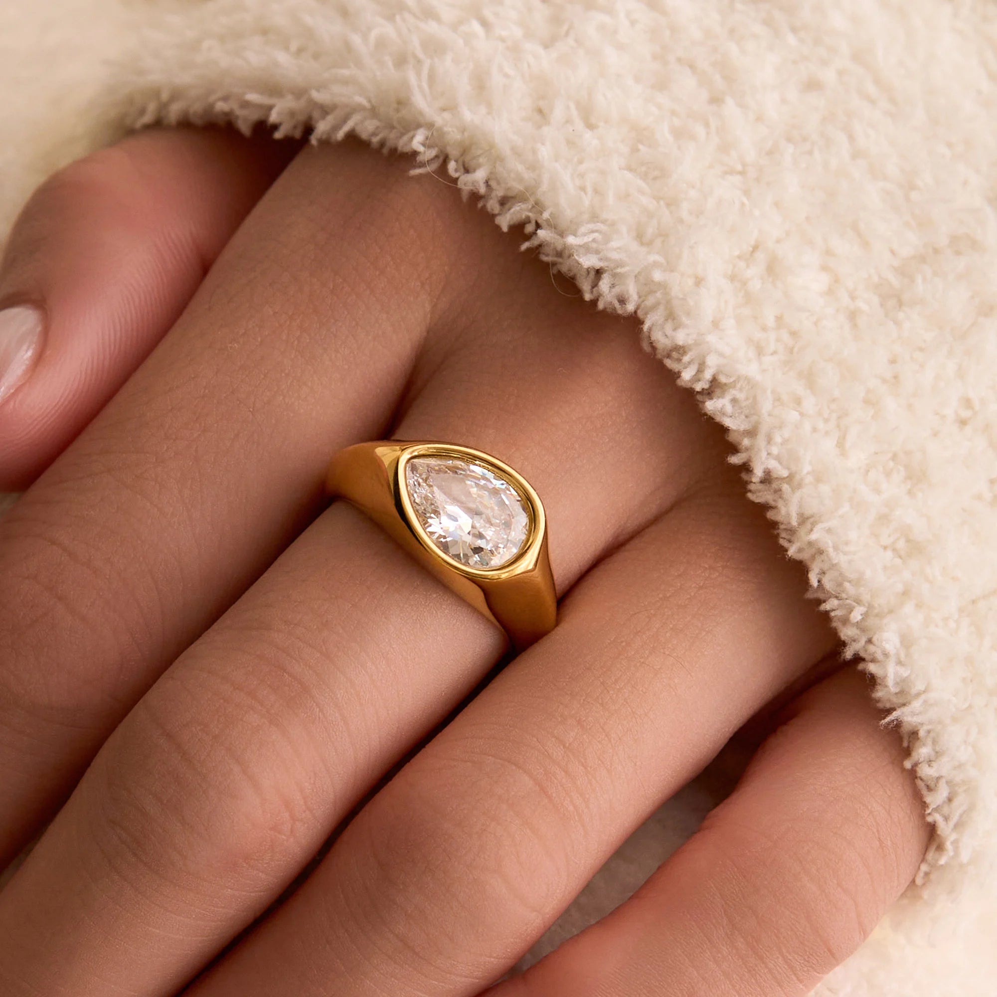 CLASSIC UNIQUE DAINTY TEARDROP ZIRCON RING Dazan Winter New HOT Ins 18k PVD Gold Plated Stainless Steel Luxury Lady Jewelry
