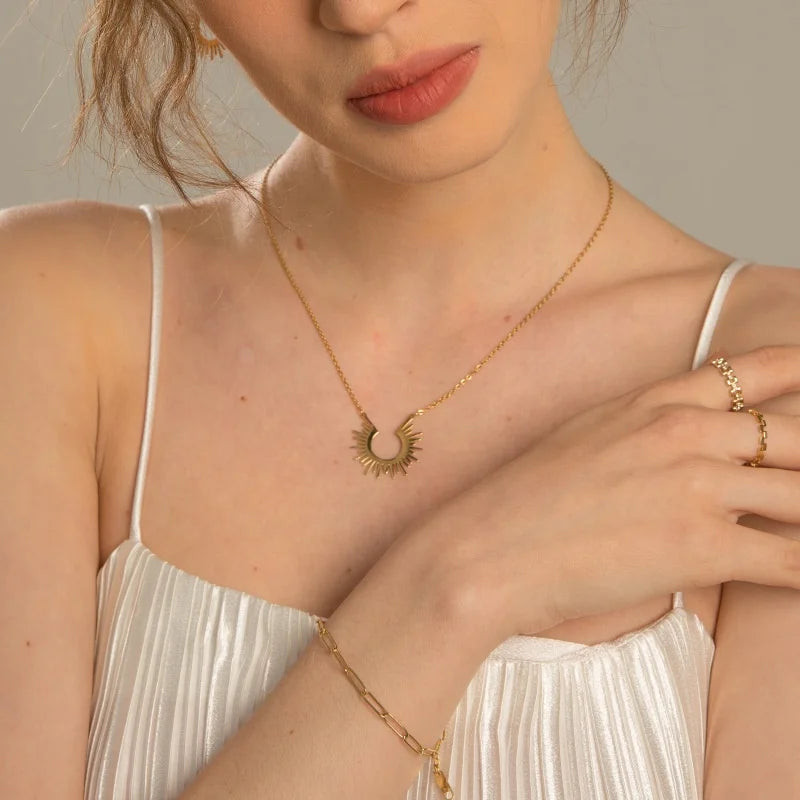 Ouj 2024 Luxury Crafted Women 14K Gold Plated 316L Stainless Steel Minimalist Sunflower Pendant Necklace Jewelry for Party