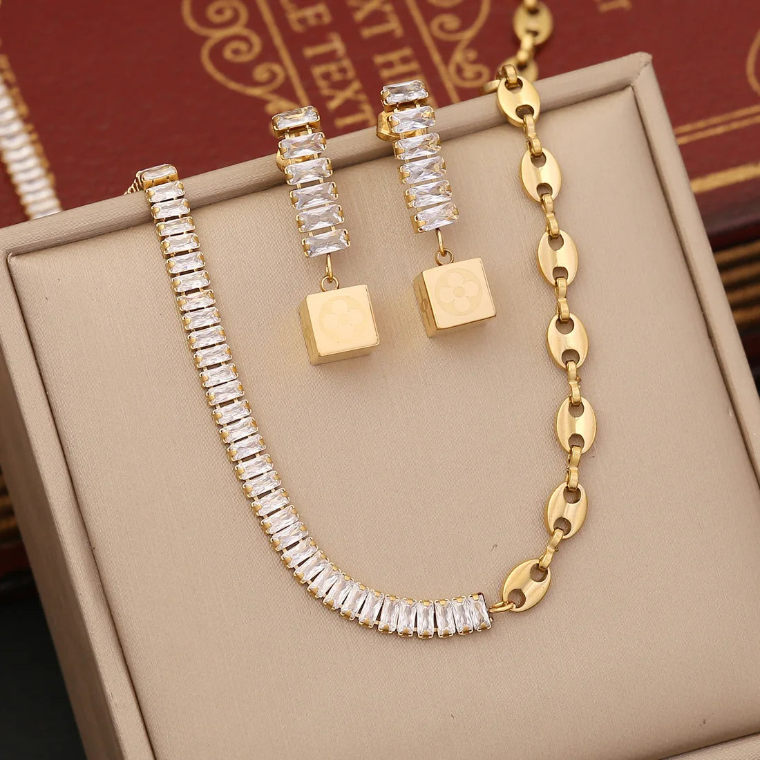 Zircon Necklace Square Pig Nose Design Pendant Necklace Hot Selling Crystal with Stainless Steel for Fashionable Women Geometric