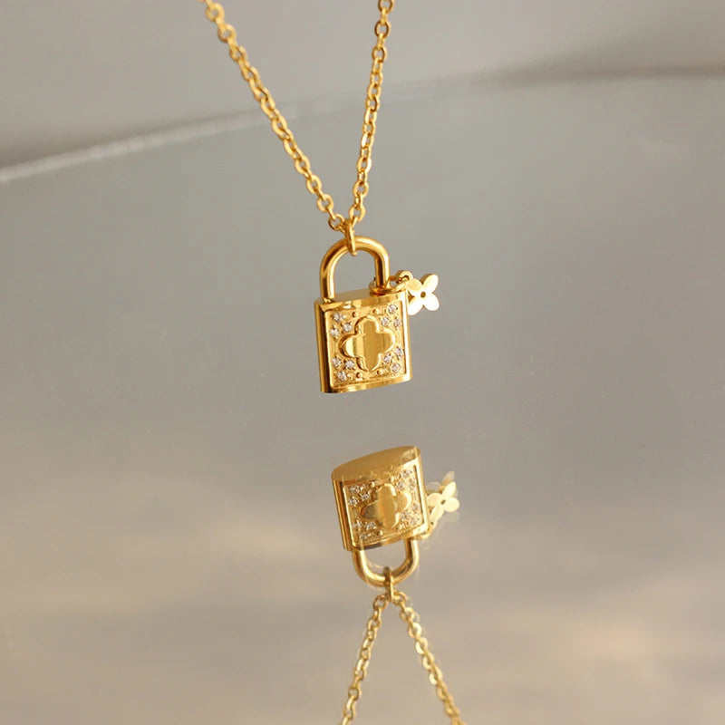 Delicate Stainless Steel Rolo Chain Women Jewelry Hypoallergenic 18K Gold Plated Lock Flower Pendant Necklace