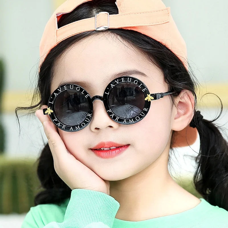 Sunbest 6601 Kids Sunglasses Trendy Round Frame Bee Letter Design Wholesale Cheap Children's Sun Glasses Red Blue PC Material