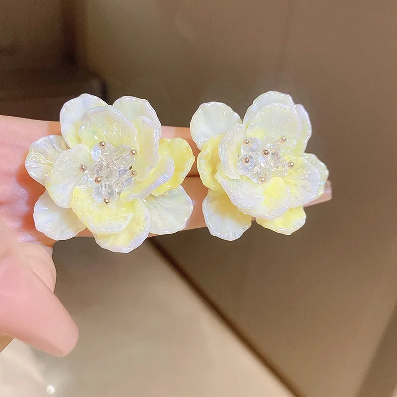 GT Silver Needle Resin Petal Fashion Gradient Acrylic Crystal Exaggerated Camellia Flower Earrings for Woman
