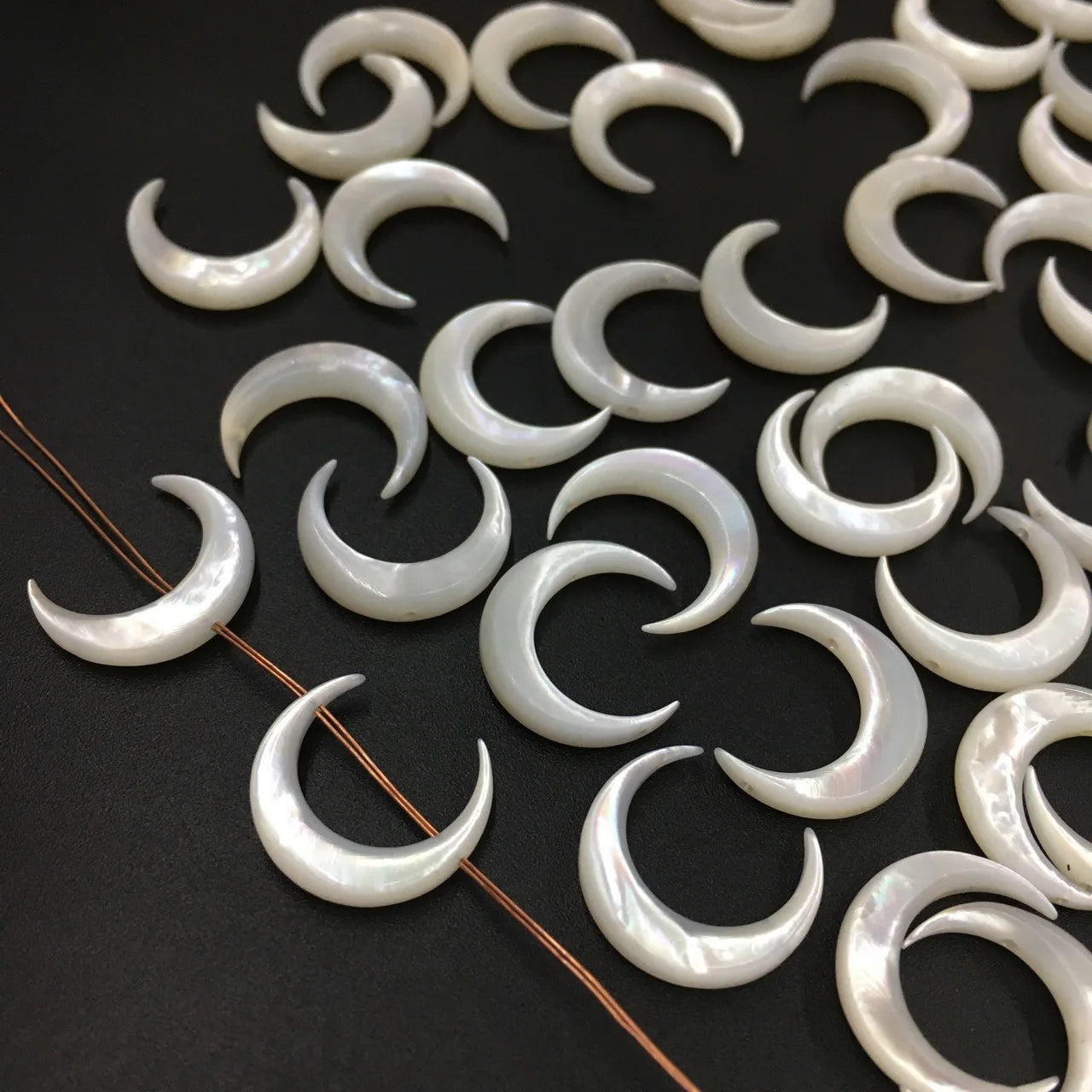 Factory Sale Mother of Pearl Moon Shape Beads 15mm White Nacar Crescent Moon with Hole
