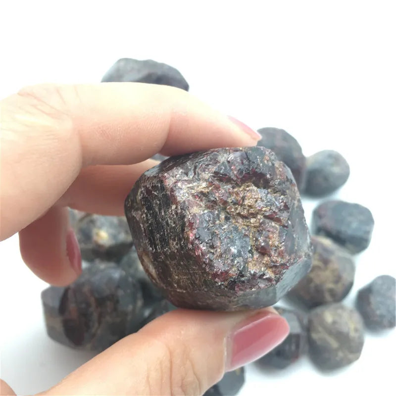 Wholesale Natural Round Rough Garnet Stone Raw Garnet Crystal Tumbled Healing Stones for Fengshui