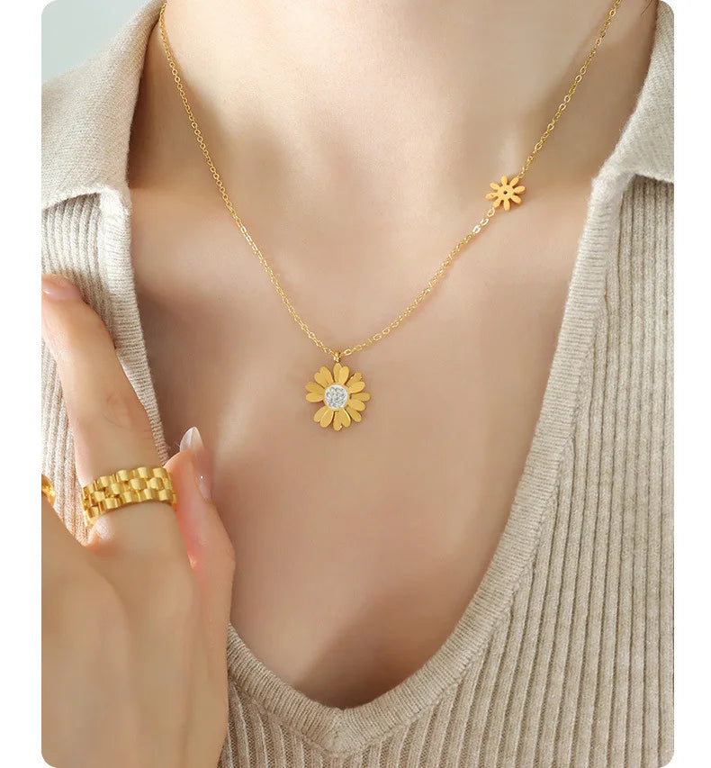 2023 Fashion New Stainless Steel 18K Gold Texture Light Luxury Daisy Flower Zircon Pendant Necklace Spot Wholesale