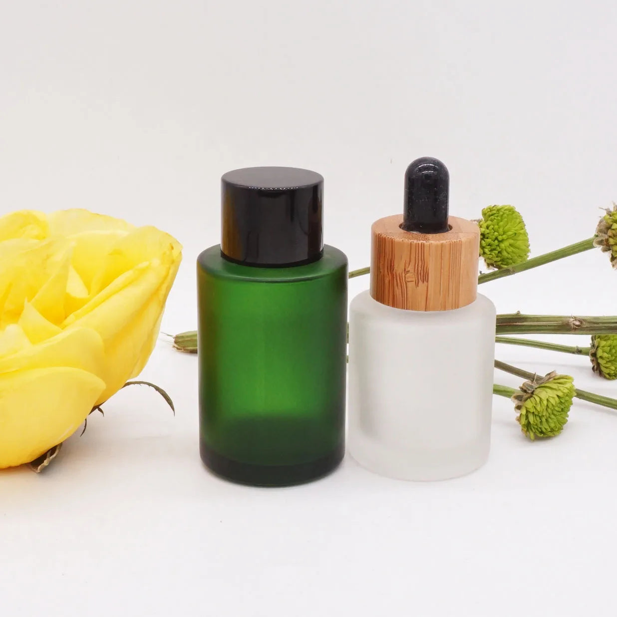 Flat Shoulder 30ml  1oz  Cosmetic Green Bottle Glass Dropper 15 ml with Dark Wooden Dropper
